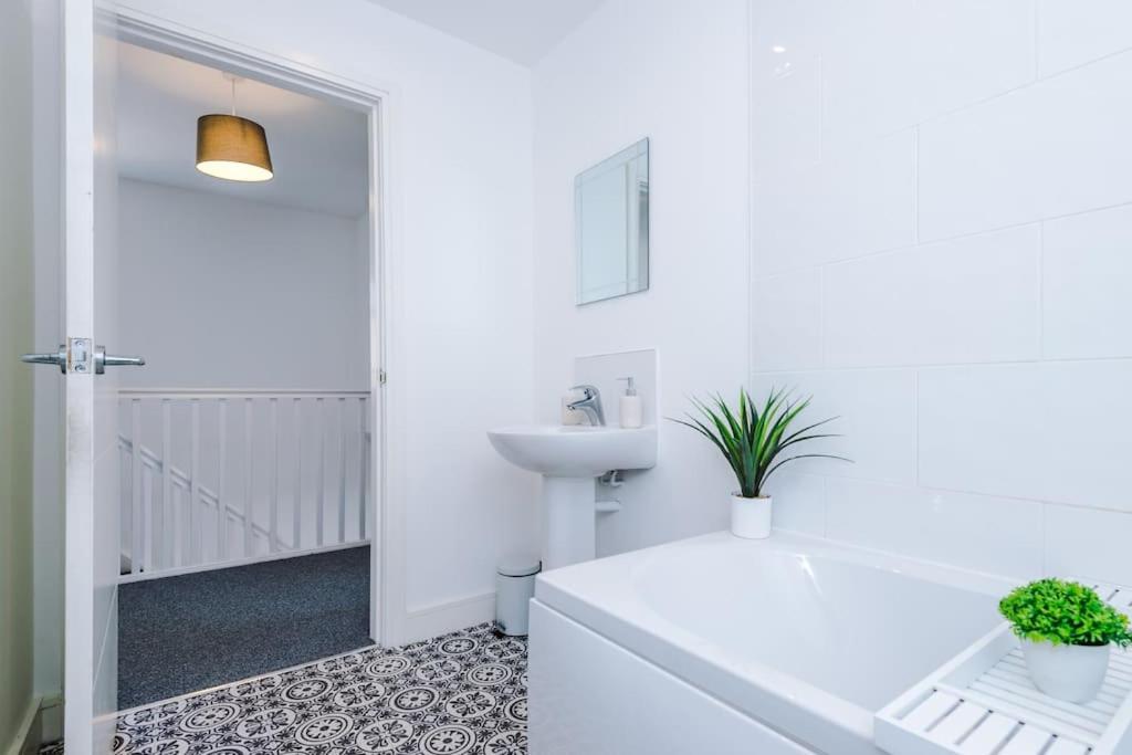 Stylish Four Bedroom House In St Helens By Eason Stays, For Contractors Digs And Weekend Stays, With Free Parking Exterior foto
